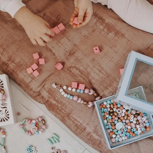 Perles en bois Arc-en-ciel (400 pcs) - Jeux de motricité fine by Djeco