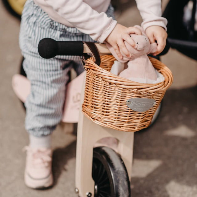 Tricycle Tiny Tot PLUS + casque et panier - Rose - Jeux d'extérieur by Kinderfeets