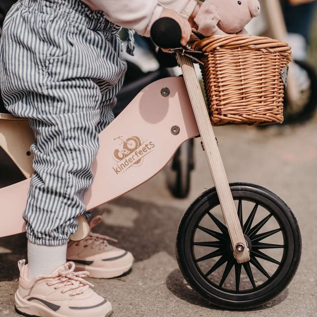 Tricycle Tiny Tot PLUS + casque et panier - Rose - Jeux d'extérieur by Kinderfeets