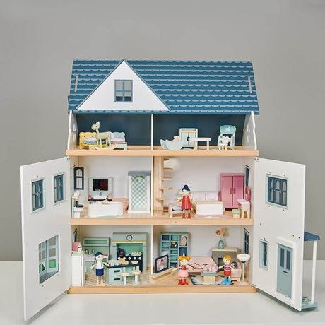 Dollhouses & furniture