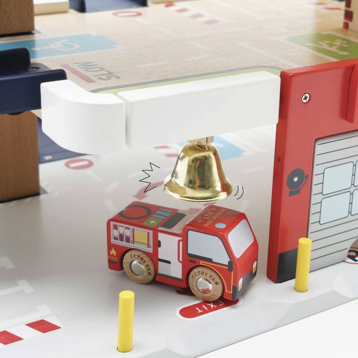 Garage en bois de pompiers et secouristes - Ensembles de jeu by Le Toy Van