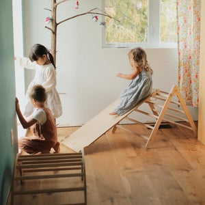 Ensemble Pikler Mezzo: Triangle moyen + rampe-glissoire - Jeu actif by Kinderfeets