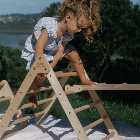 Triangle d'escalade Pikler (moyen) - Jeu actif by Kinderfeets