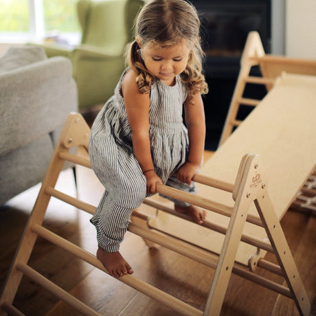 Triangle d'escalade Pikler (moyen) - Jeu actif by Kinderfeets