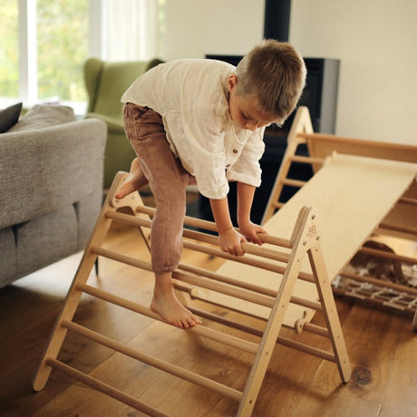 Triangle d'escalade Pikler (moyen) - Jeu actif by Kinderfeets