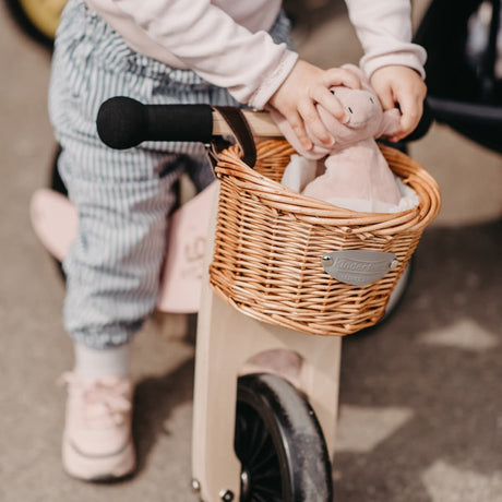 Tricycle Tiny Tot PLUS + casque et panier - Rose - Jeux d'extérieur by Kinderfeets
