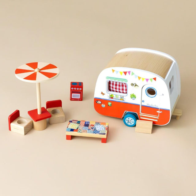 Trio La Grande Famille : Voiture + Caravane + Figurines - Ensembles de jeu by Moulin Roty
