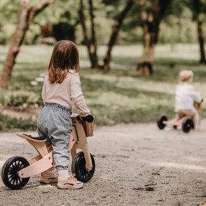 Tricycle Tiny Tot PLUS + casque et panier - Rose-Jeux d'extérieur-Kinderfeets-Comme des Pirates