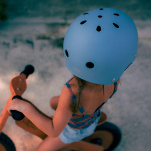 Vélo d'équilibre Tiny Tot PLUS + casque & caisse - Slate Blue - Jeux d'extérieur by Kinderfeets